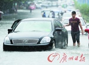 雨季：汽車啟動防暴雨模式