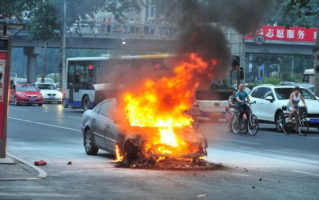 夏季太可怕，愛(ài)車暴曬后可能出現(xiàn)這些危害！