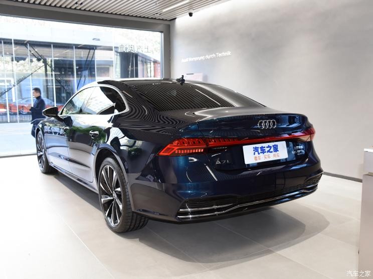 上汽奧迪 奧迪A7L 2022款 55 TFSI quattro S-line 境遠(yuǎn)型流晶套裝