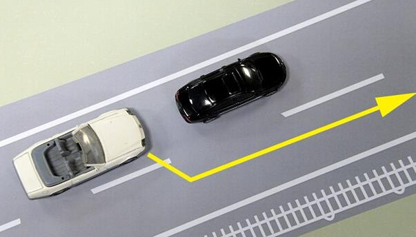 有時(shí)絕不能靠右行駛 右側(cè)超車屬違法