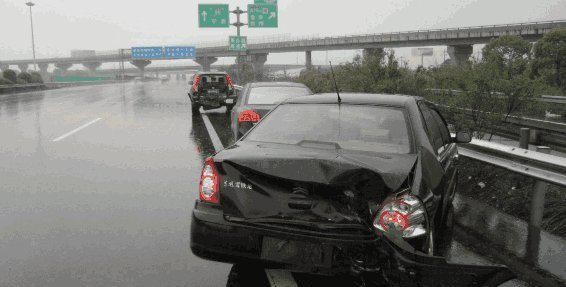 跑高速遇前面車急剎車咋辦？