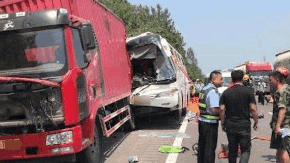 跑高速遇前面車急剎車咋辦？