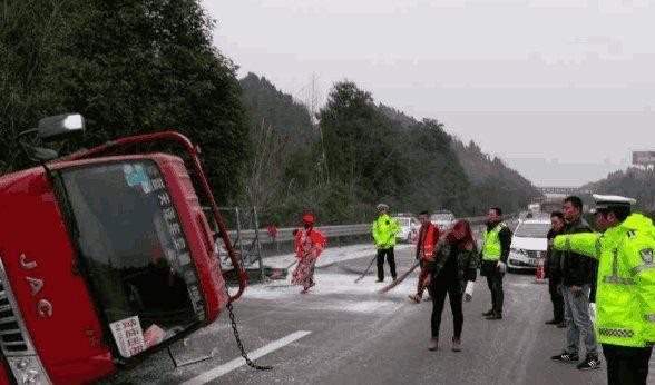 跑高速遇前面車急剎車咋辦？