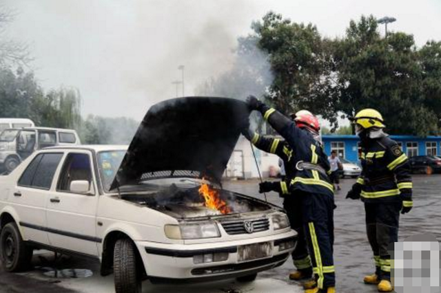 遇到車輛自燃怎么辦？聽(tīng)聽(tīng)老司機(jī)的說(shuō)法