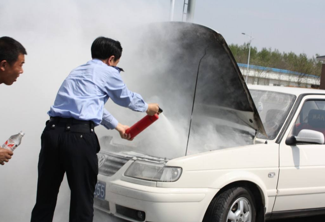 遇到車輛自燃怎么辦？聽(tīng)聽(tīng)老司機(jī)的說(shuō)法