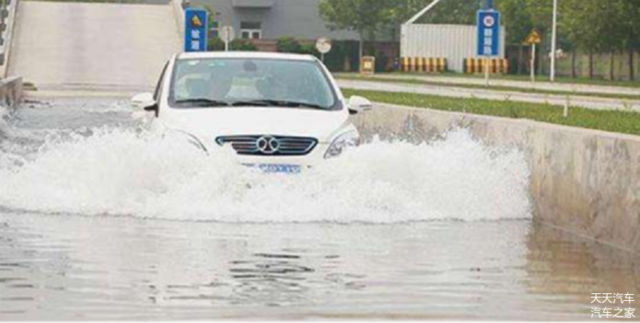 夏季降雨增多 電動(dòng)汽車能扛過這不間斷的大雨嗎 