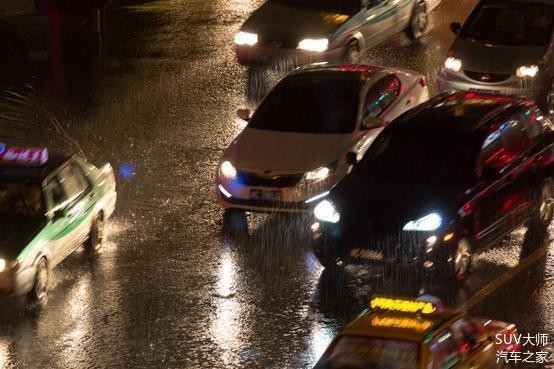 暴雨天開車要注意什么 做好這4點 安全有保障