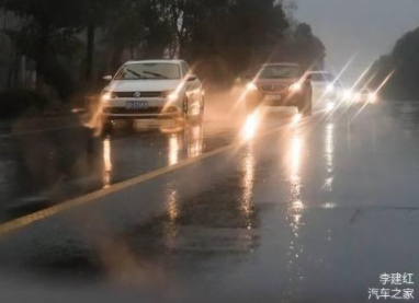 暴雨侵襲的時候 開車用雙閃對不對 很多人都錯了